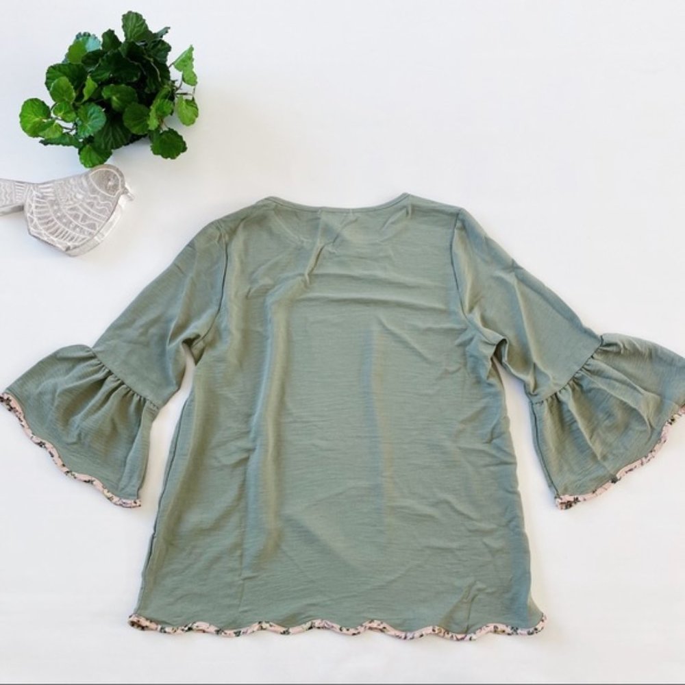 Hailey & Co | Annabelle Sage 3/4 Bell Sleeve Floral Scalloped Trim Top Large New - Picture 8 of 15